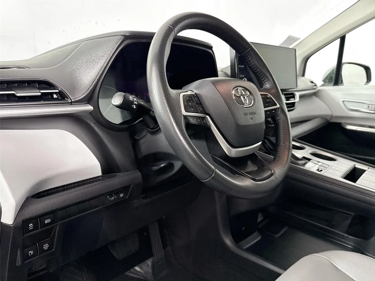2025 Toyota Sienna XLE thumbnail 4