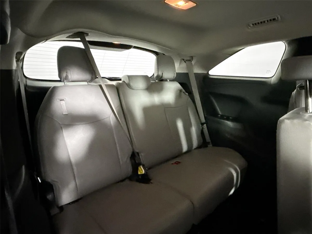 2025 Toyota Sienna XLE thumbnail 40
