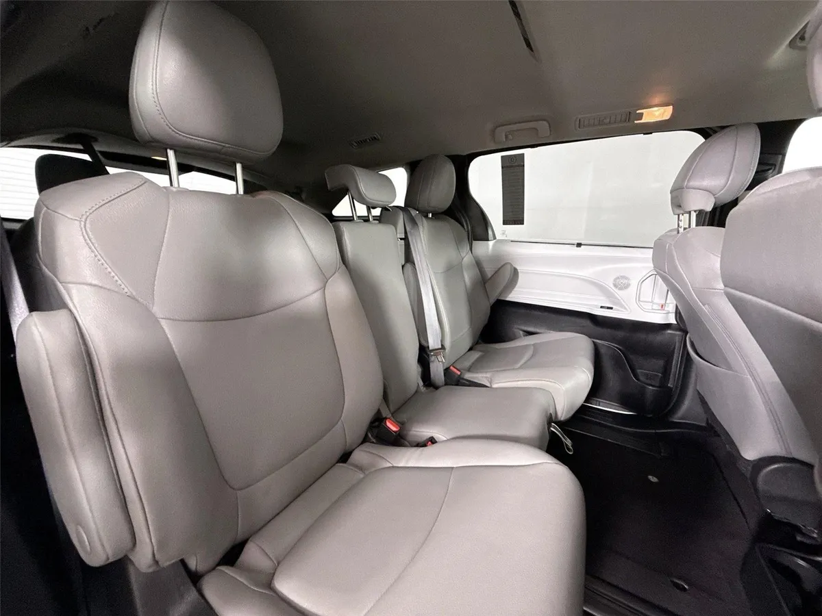 2025 Toyota Sienna XLE thumbnail 41