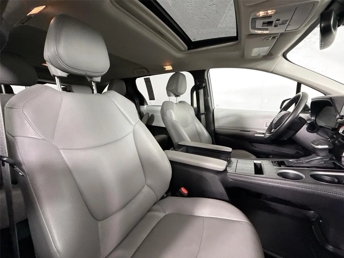 2025 Toyota Sienna XLE thumbnail 42