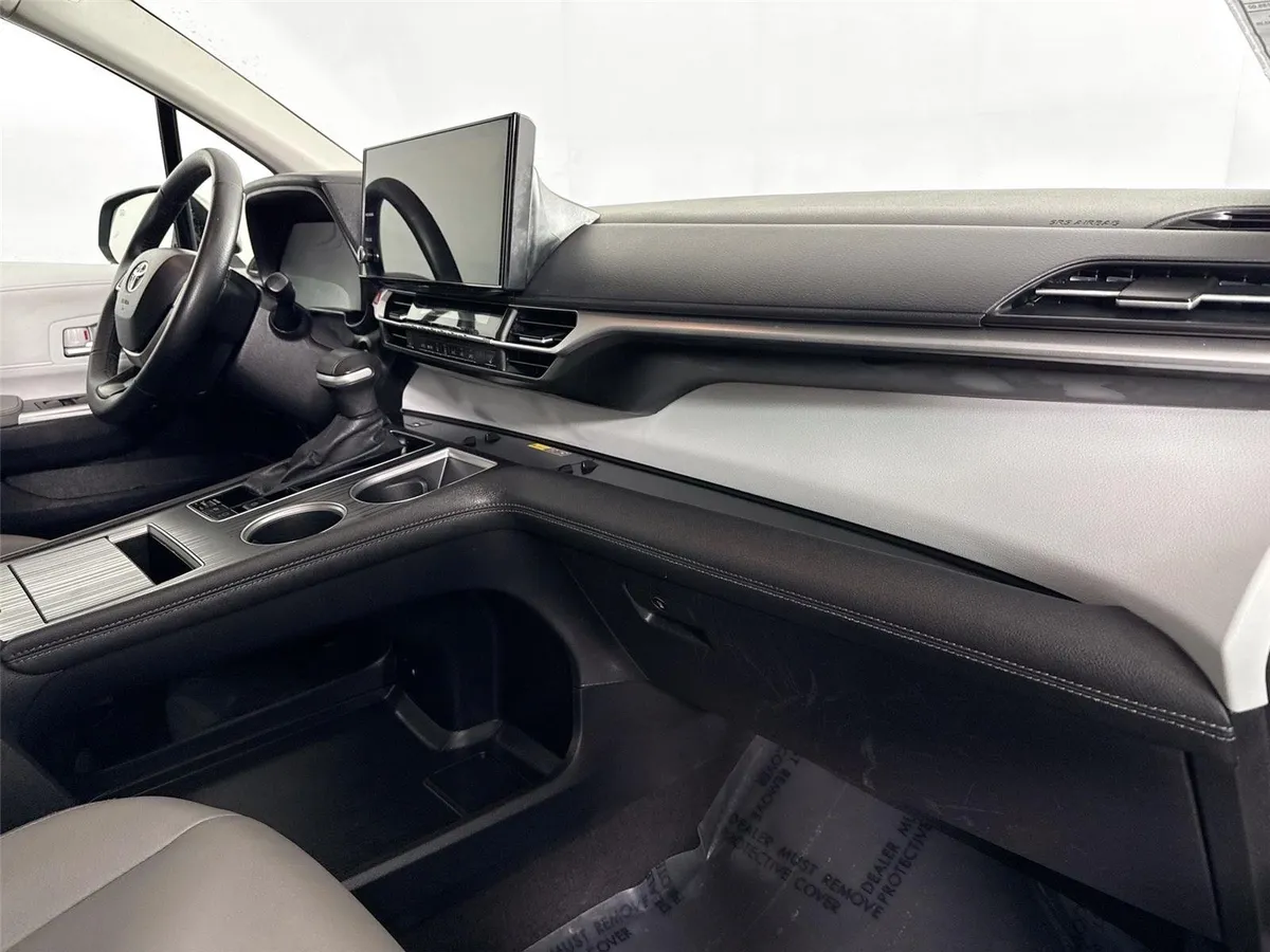 2025 Toyota Sienna XLE thumbnail 43