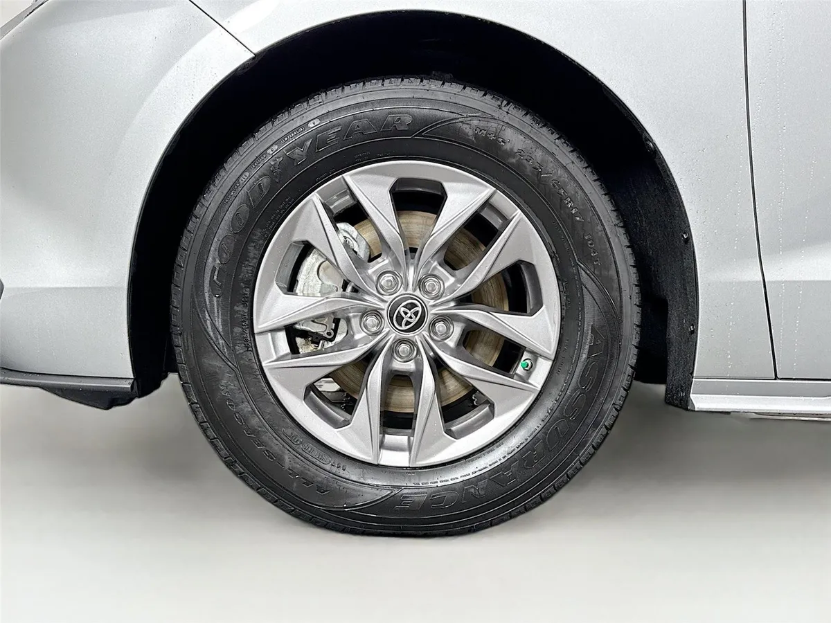 2025 Toyota Sienna XLE thumbnail 45