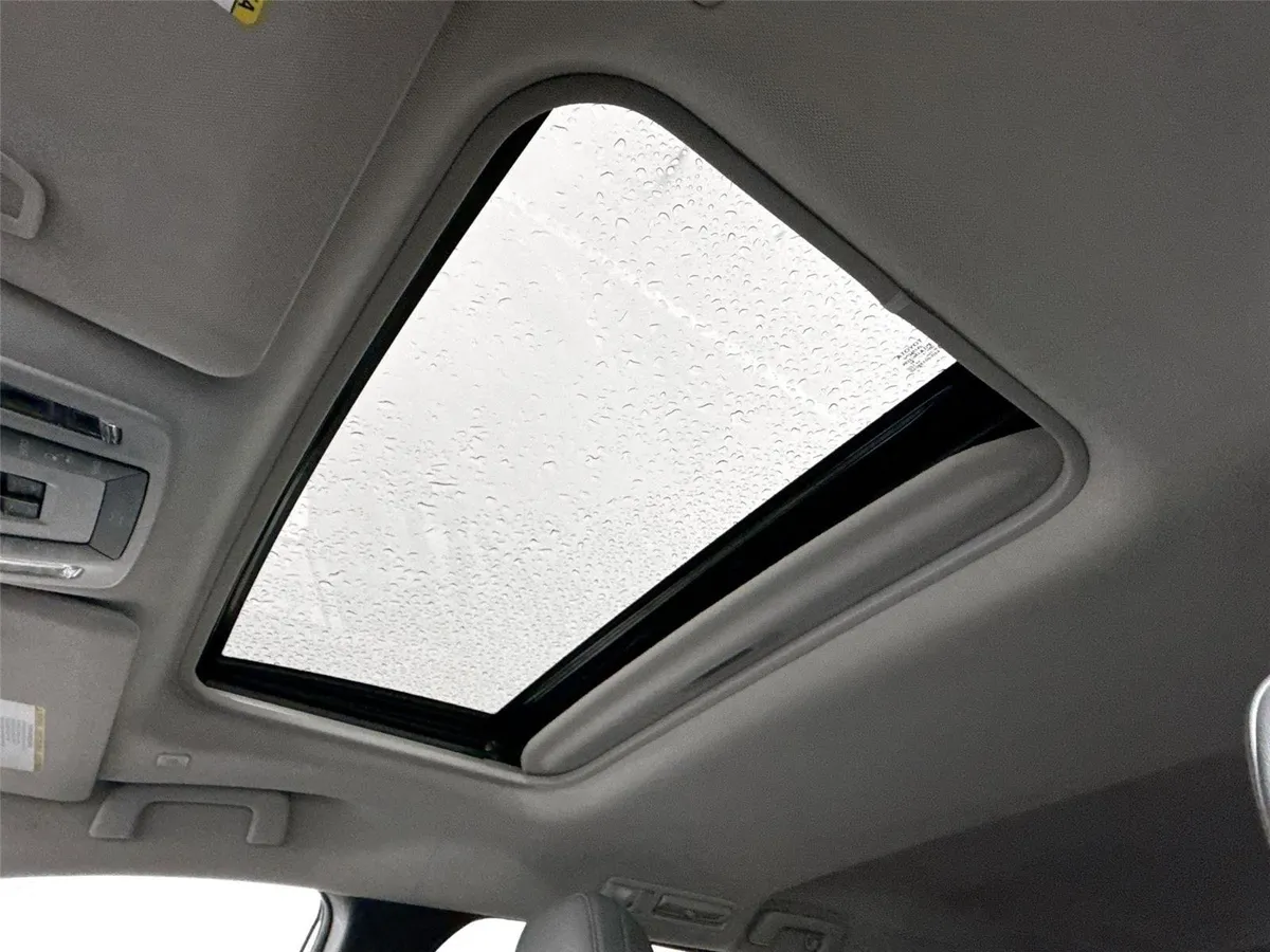 2025 Toyota Sienna XLE thumbnail 6
