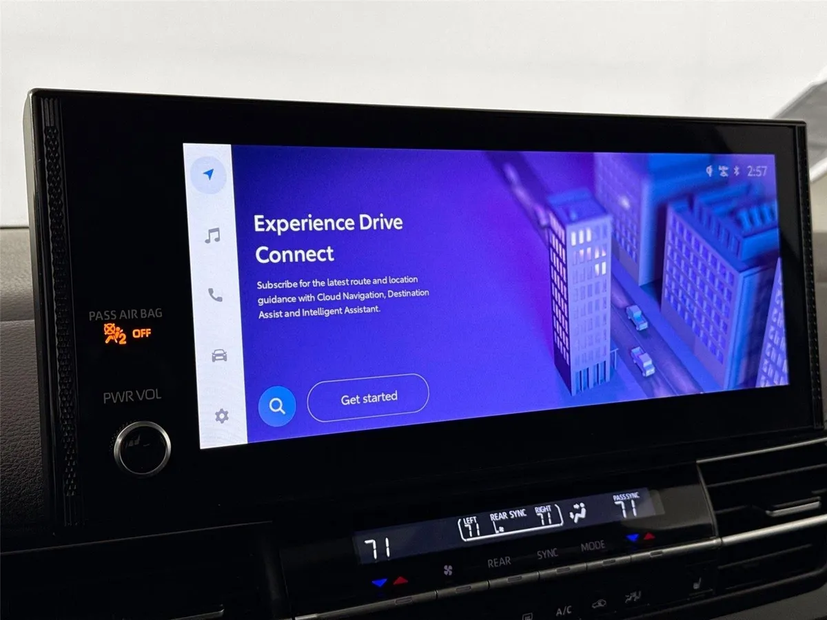 2025 Toyota Sienna XLE thumbnail 7