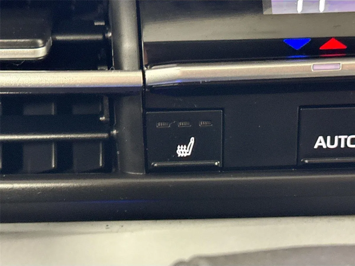 2025 Toyota Sienna XLE thumbnail 8