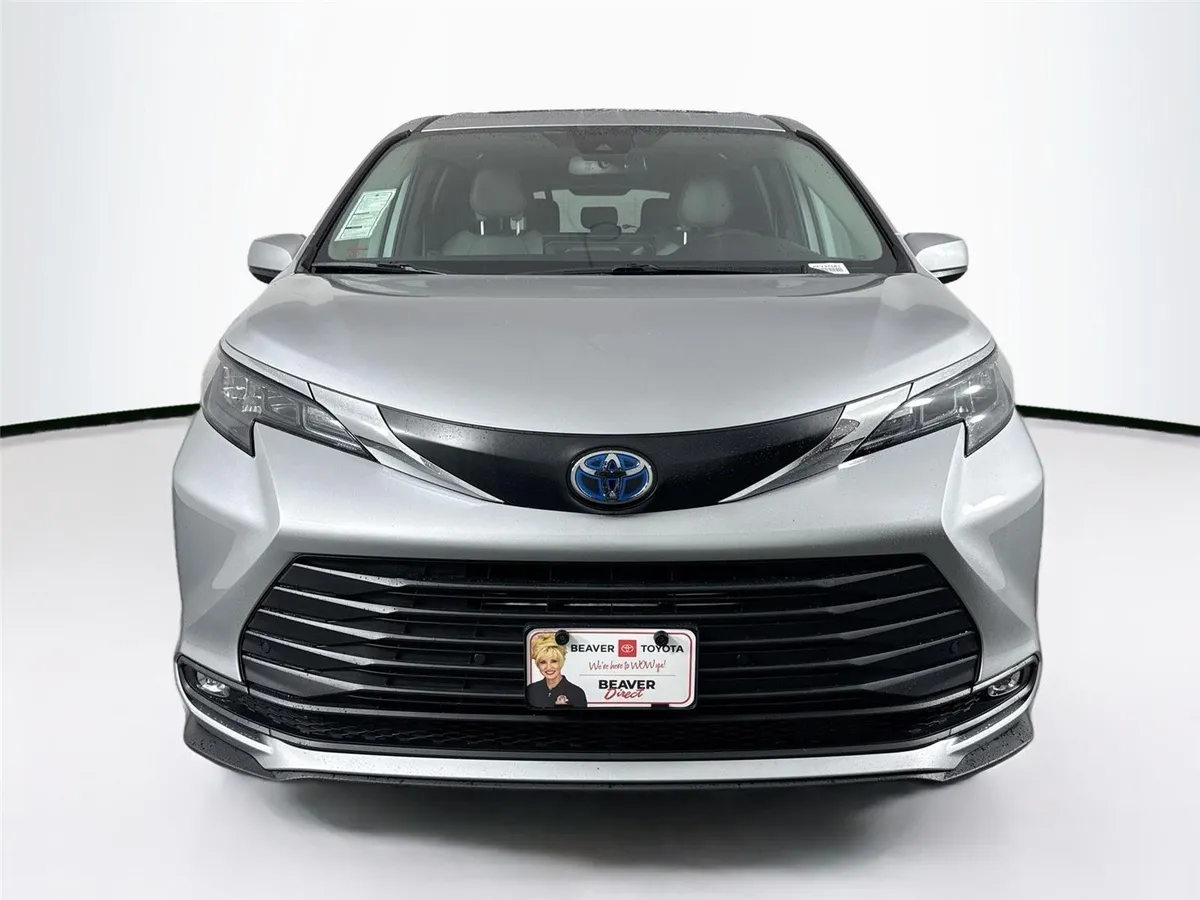 2025 Toyota Sienna XLE thumbnail 9