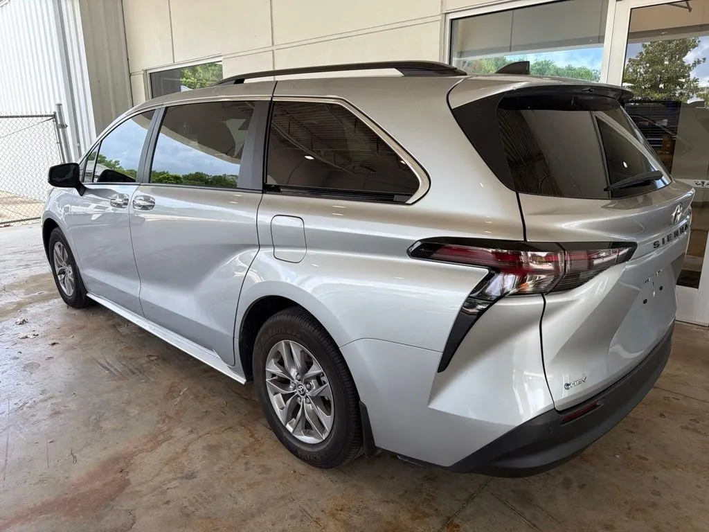 2025 Toyota Sienna XLE thumbnail 2