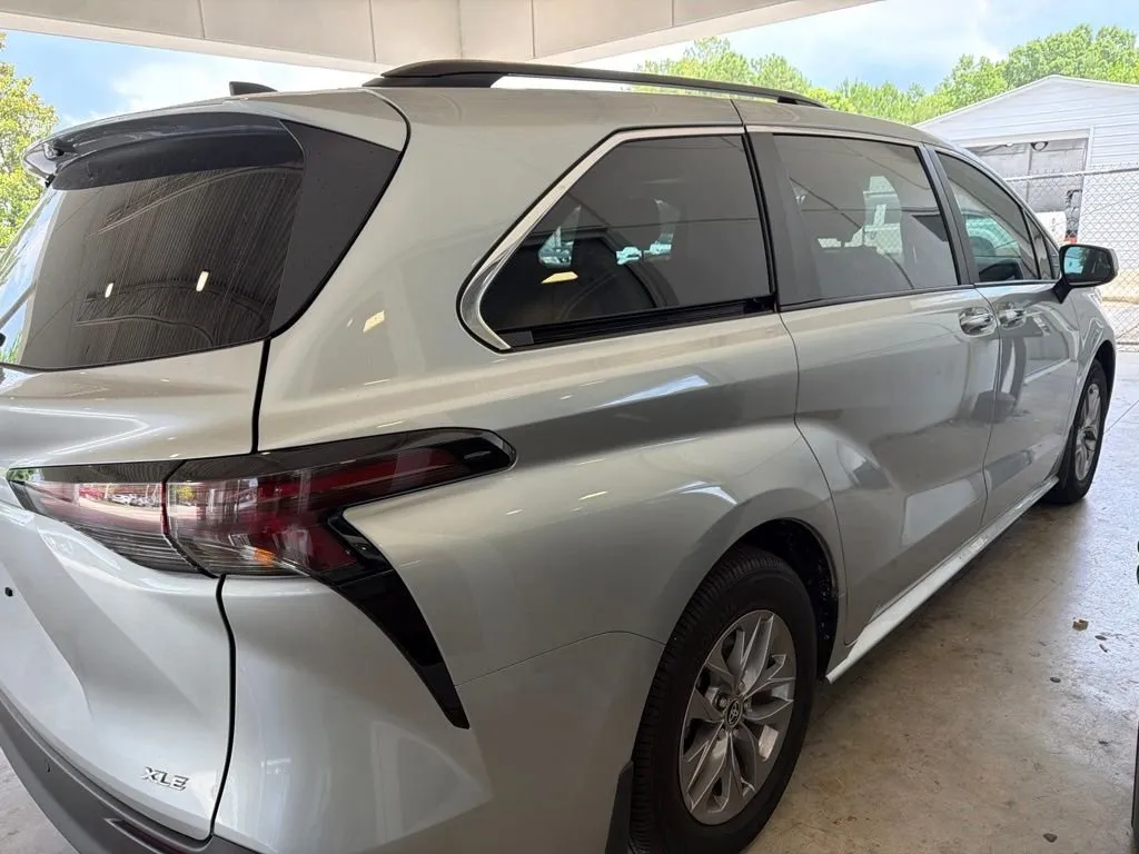 2025 Toyota Sienna XLE thumbnail 3