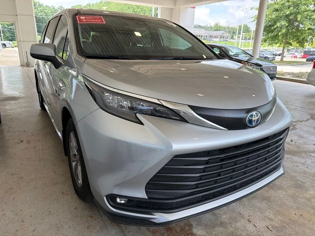 2025 Toyota Sienna XLE thumbnail 4