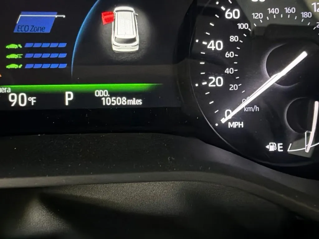 2025 Toyota Sienna XLE thumbnail 6