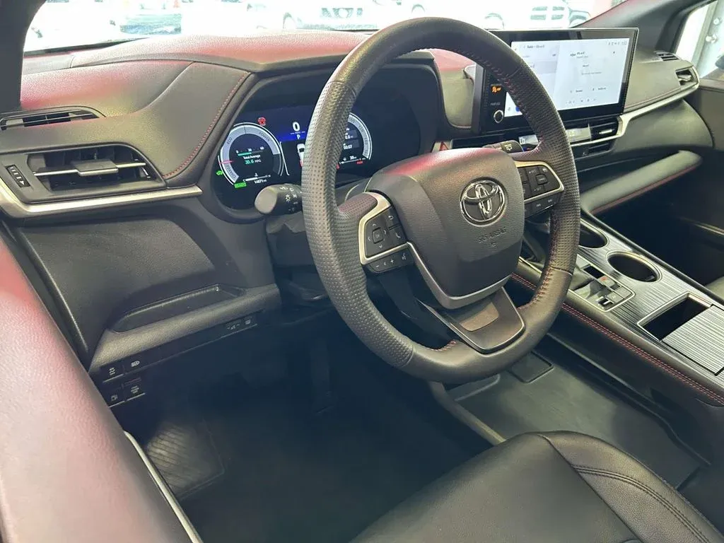 2025 Toyota Sienna XSE thumbnail 13