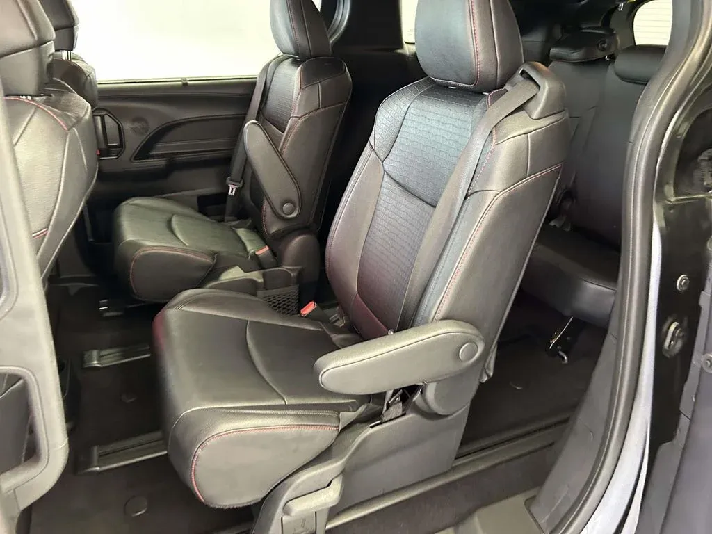 2025 Toyota Sienna XSE thumbnail 15