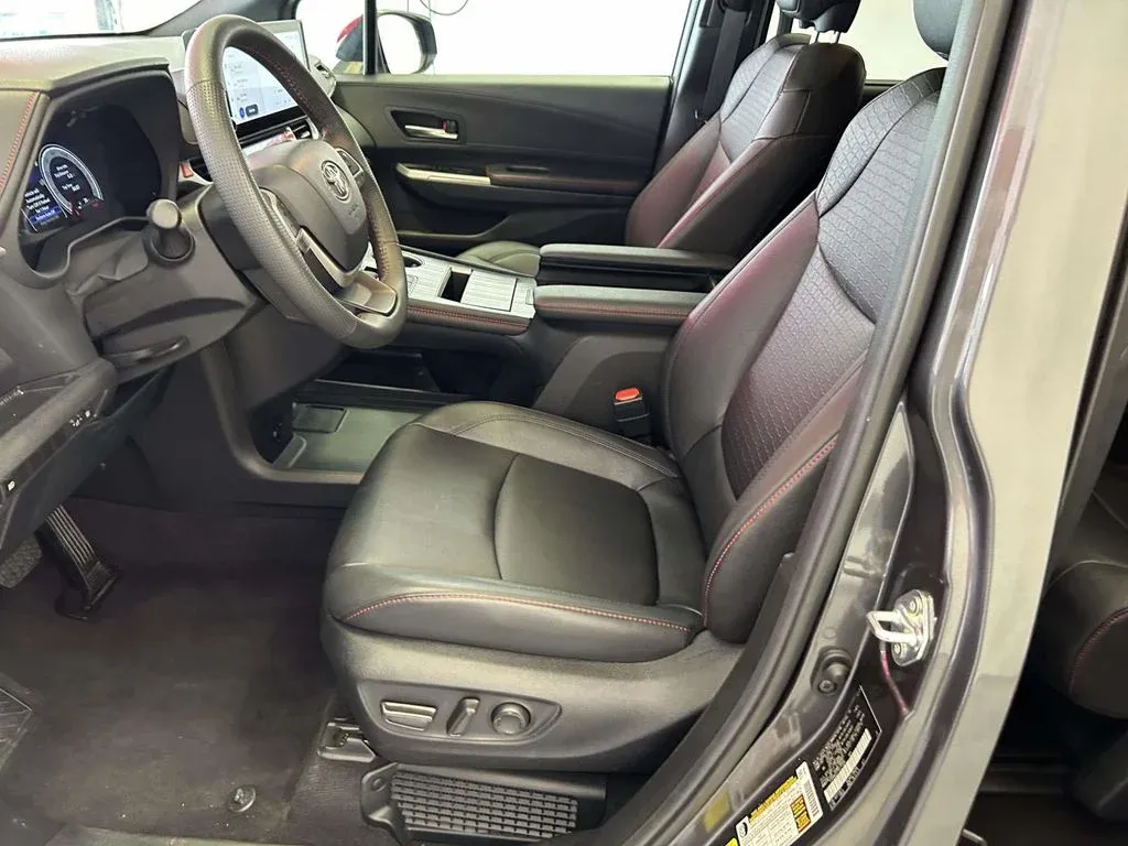 2025 Toyota Sienna XSE thumbnail 17