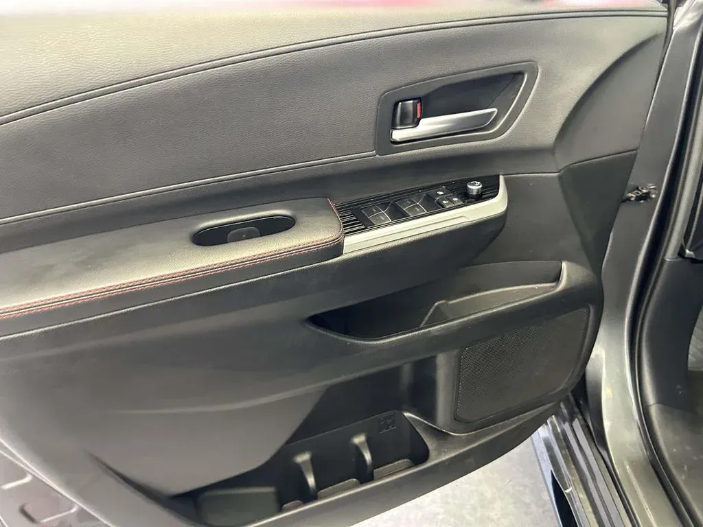 2025 Toyota Sienna XSE thumbnail 18