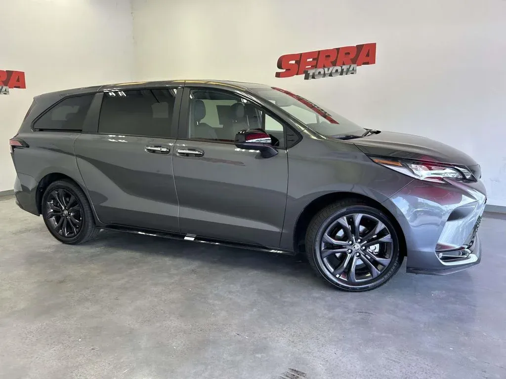 2025 Toyota Sienna XSE thumbnail 2