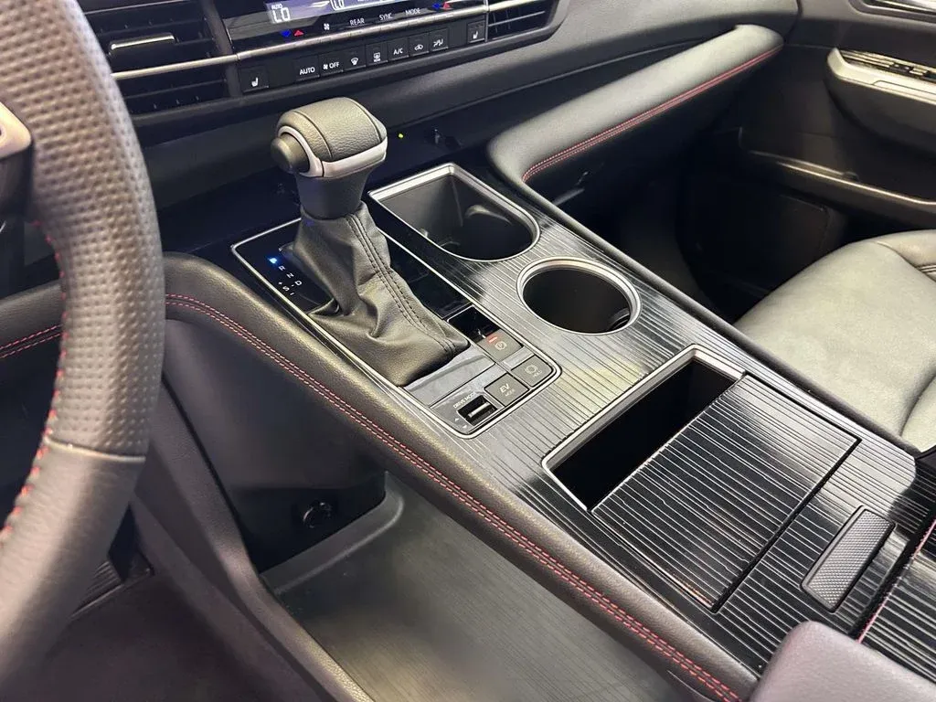 2025 Toyota Sienna XSE thumbnail 23