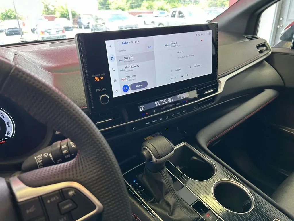 2025 Toyota Sienna XSE thumbnail 24