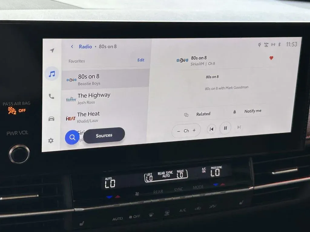 2025 Toyota Sienna XSE thumbnail 28