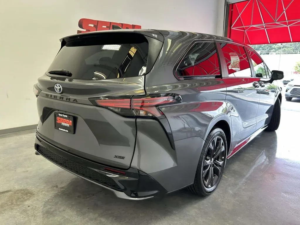 2025 Toyota Sienna XSE thumbnail 3
