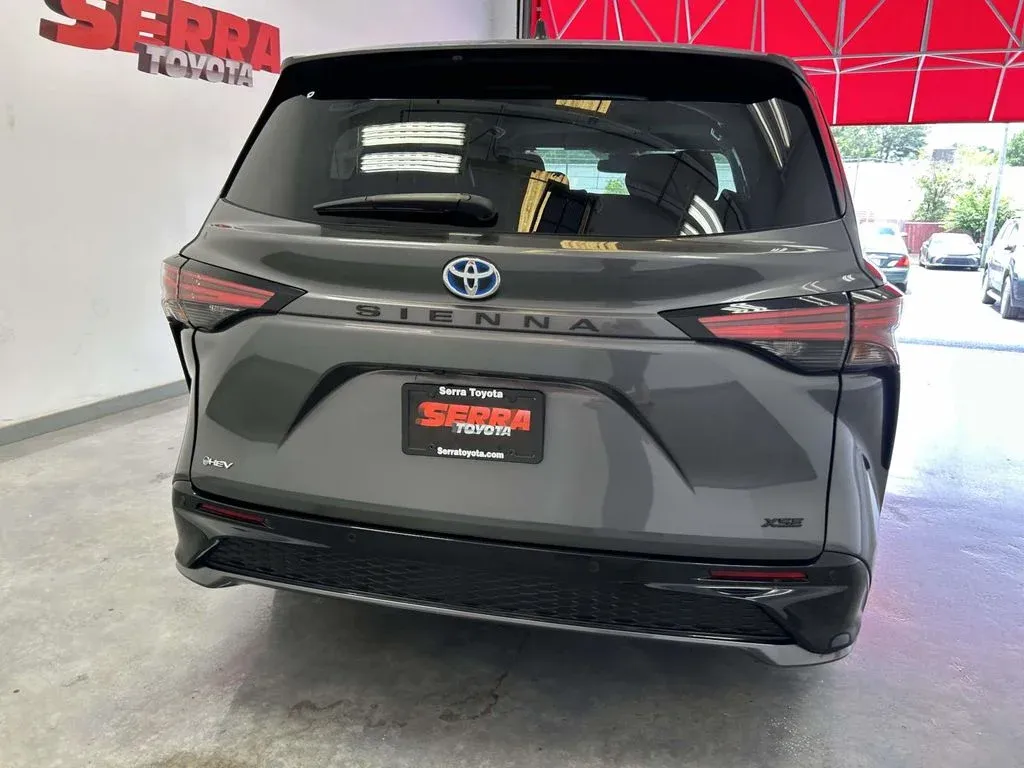 2025 Toyota Sienna XSE thumbnail 4