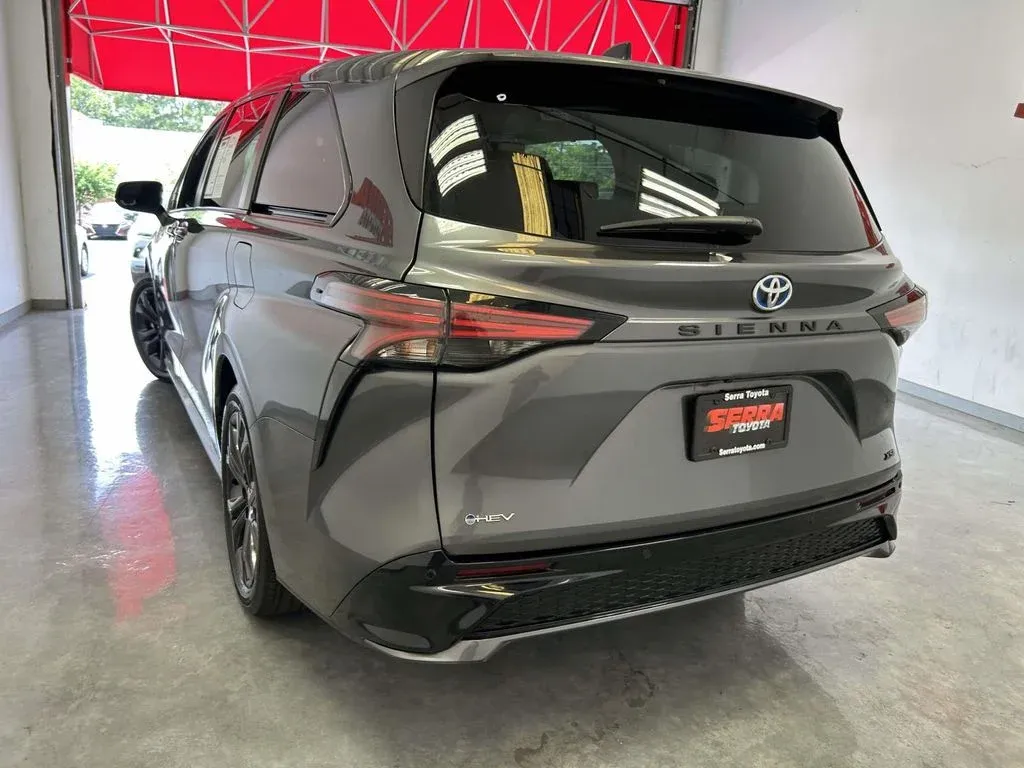2025 Toyota Sienna XSE thumbnail 5