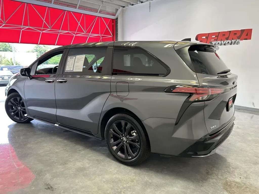 2025 Toyota Sienna XSE thumbnail 6