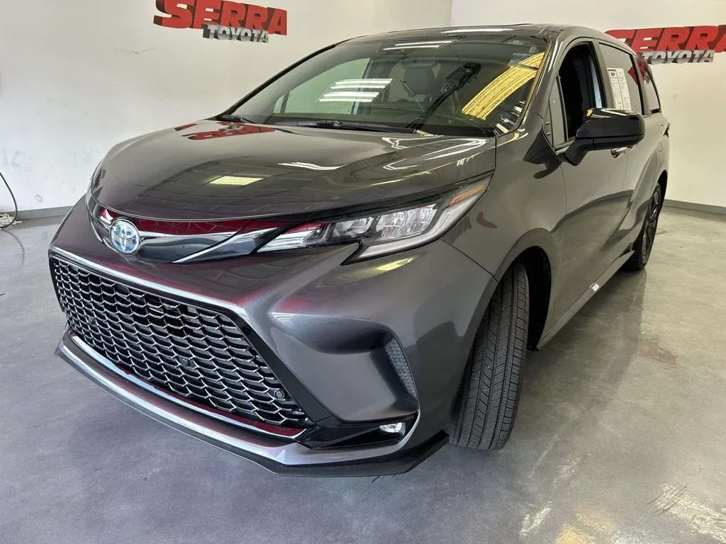 2025 Toyota Sienna XSE thumbnail 7