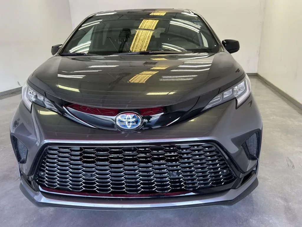 2025 Toyota Sienna XSE thumbnail 8
