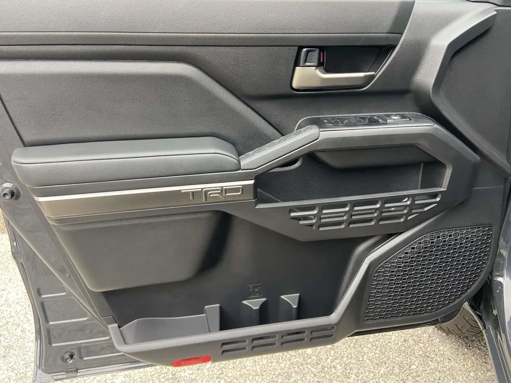 2025 Toyota Tacoma Hybrid TRD Off Road thumbnail 12