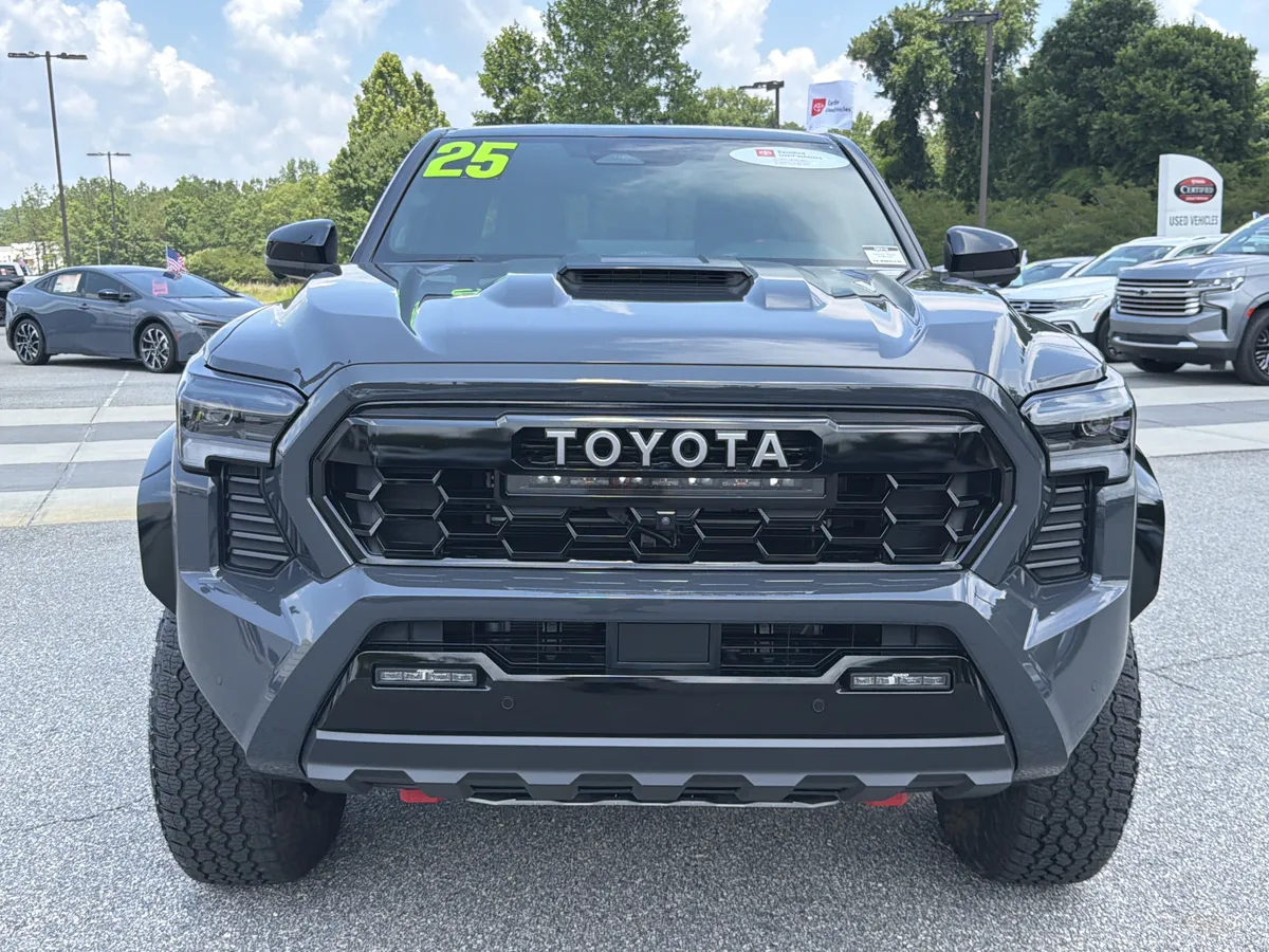 2025 Toyota Tacoma i-FORCE MAX TRD Pro Hybrid thumbnail 2