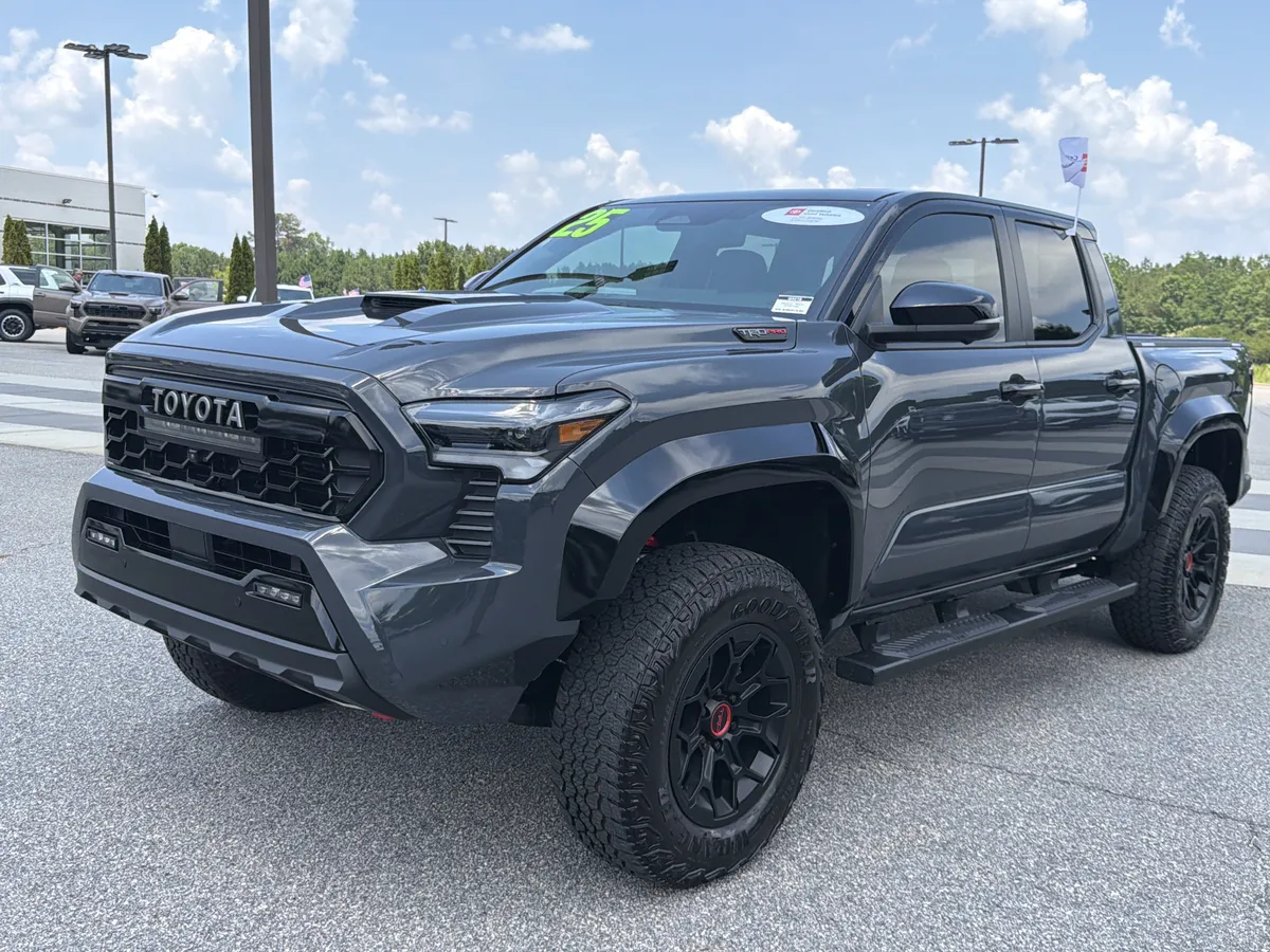 2025 Toyota Tacoma i-FORCE MAX TRD Pro Hybrid thumbnail 3