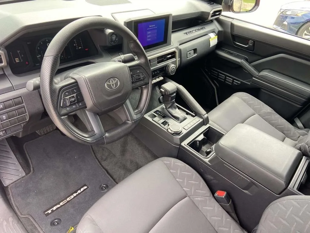 2025 Toyota Tacoma SR thumbnail 11