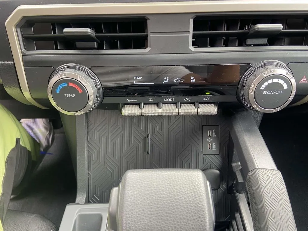 2025 Toyota Tacoma SR thumbnail 25