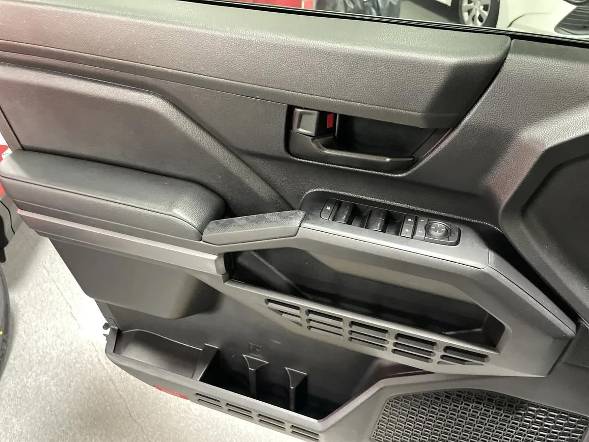 2025 Toyota Tacoma SR5 thumbnail 14
