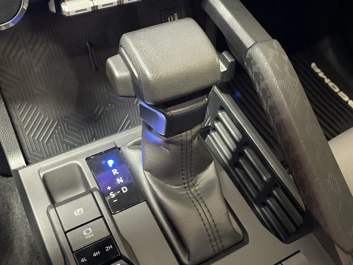 2025 Toyota Tacoma SR5 thumbnail 26