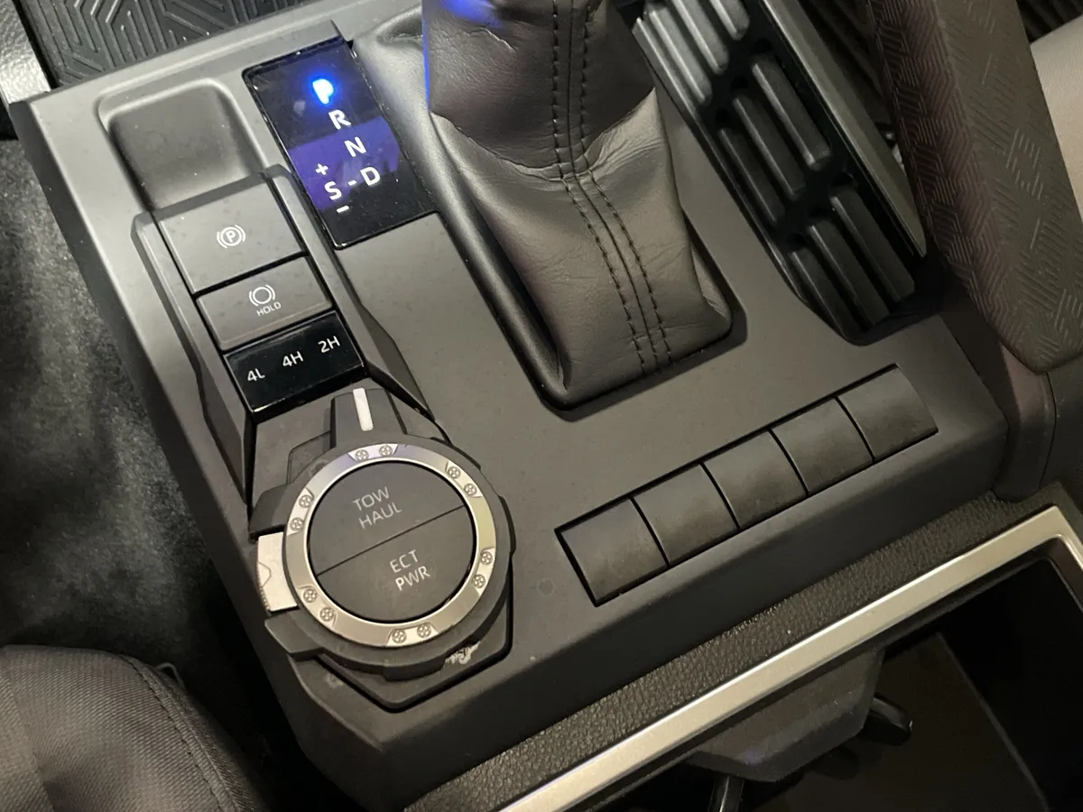 2025 Toyota Tacoma SR5 thumbnail 27