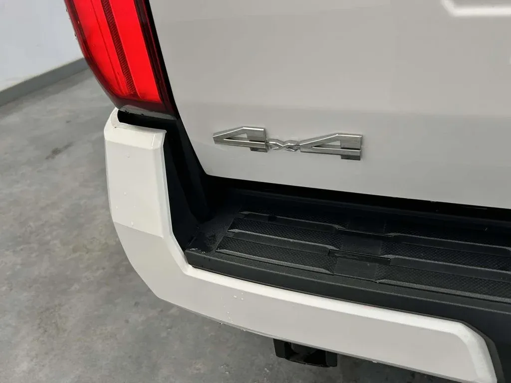 2025 Toyota Tacoma SR5 thumbnail 12