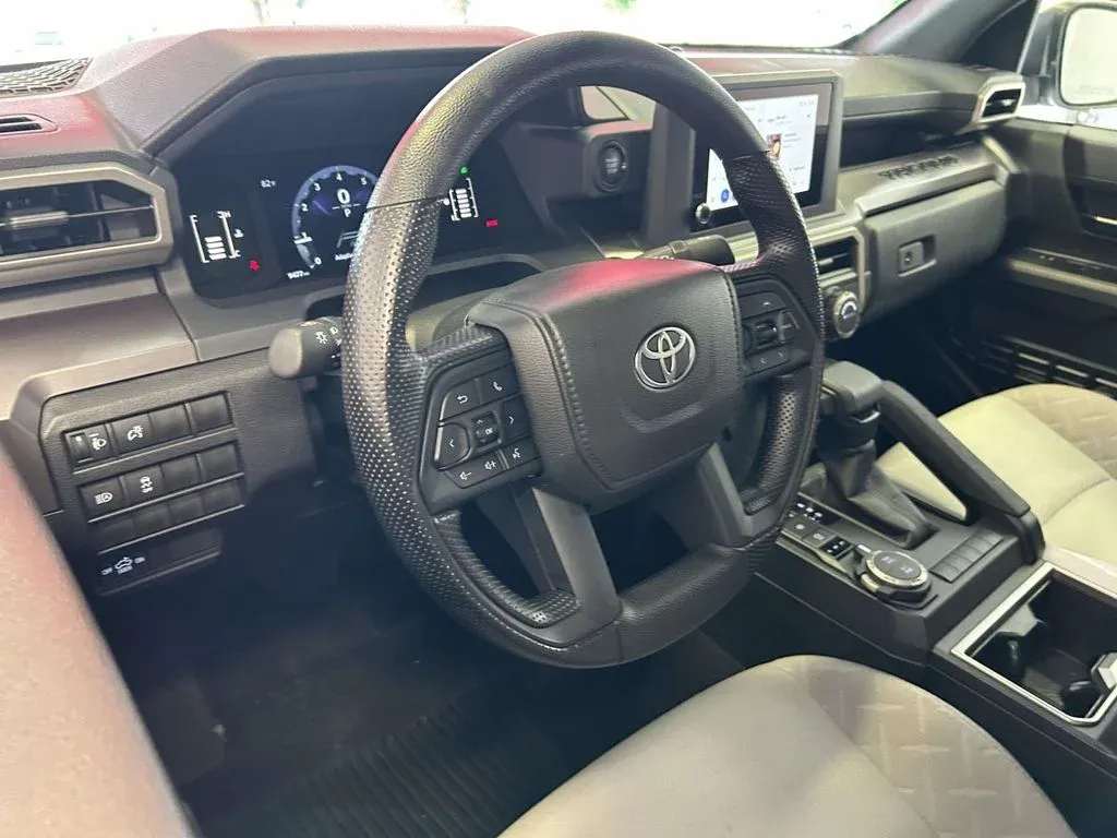 2025 Toyota Tacoma SR5 thumbnail 16