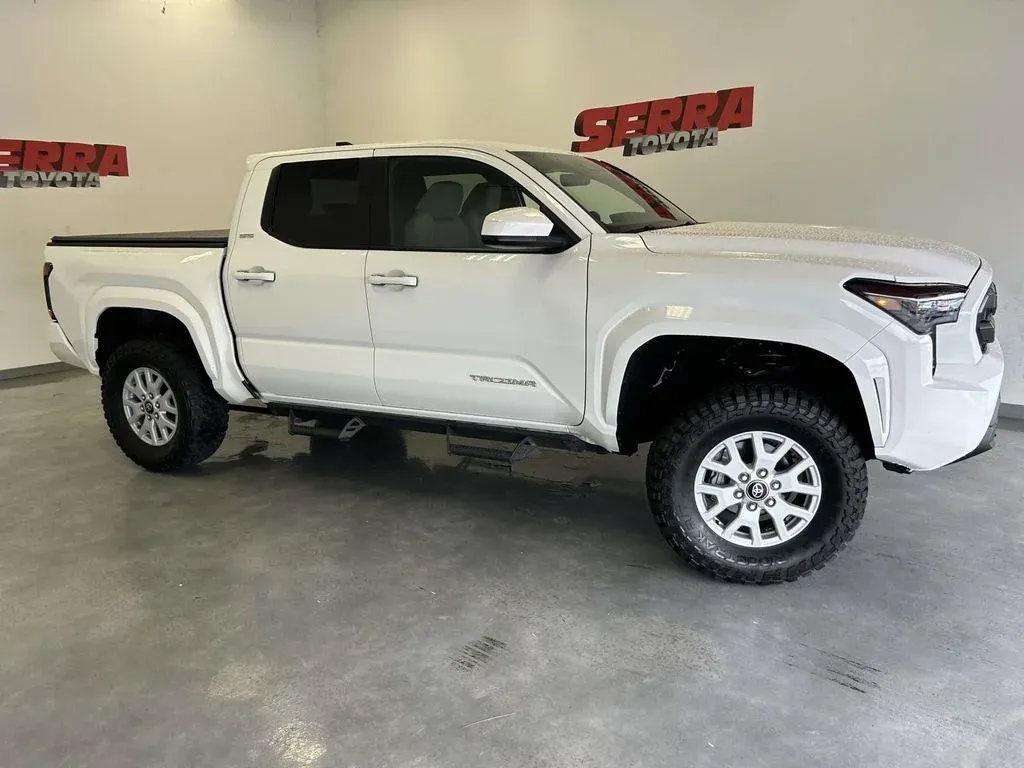 2025 Toyota Tacoma SR5 thumbnail 2