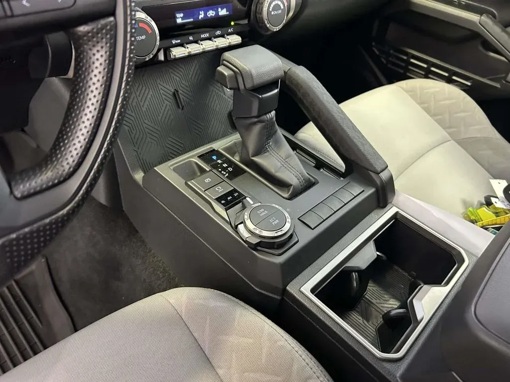 2025 Toyota Tacoma SR5 thumbnail 22