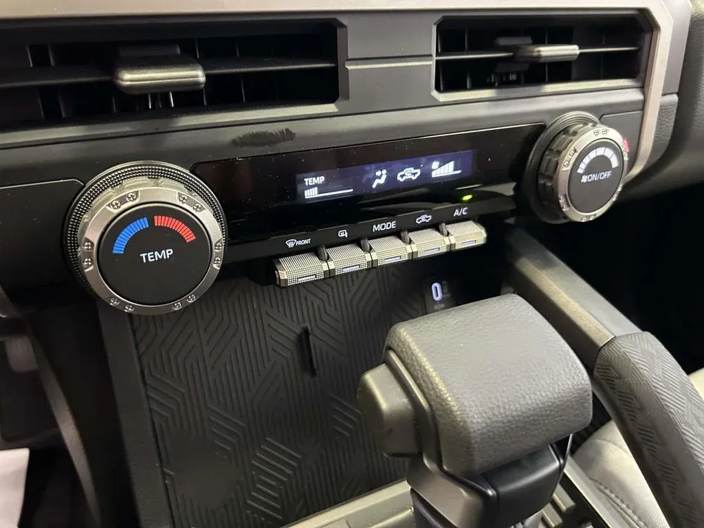 2025 Toyota Tacoma SR5 thumbnail 25