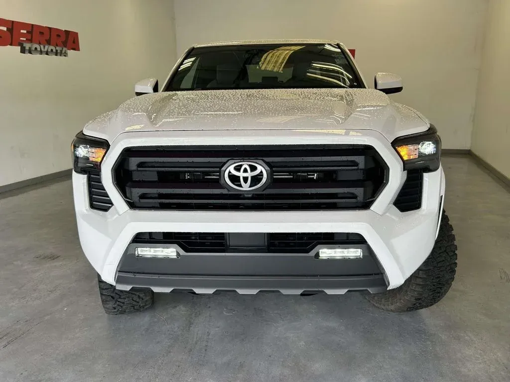 2025 Toyota Tacoma SR5 thumbnail 8