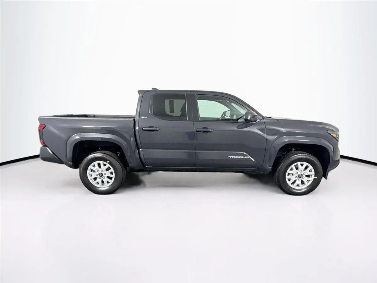 2025 Toyota Tacoma SR5 thumbnail 11