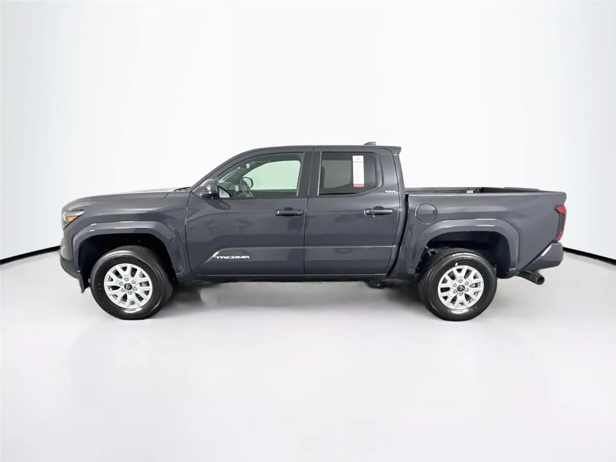 2025 Toyota Tacoma SR5 thumbnail 14