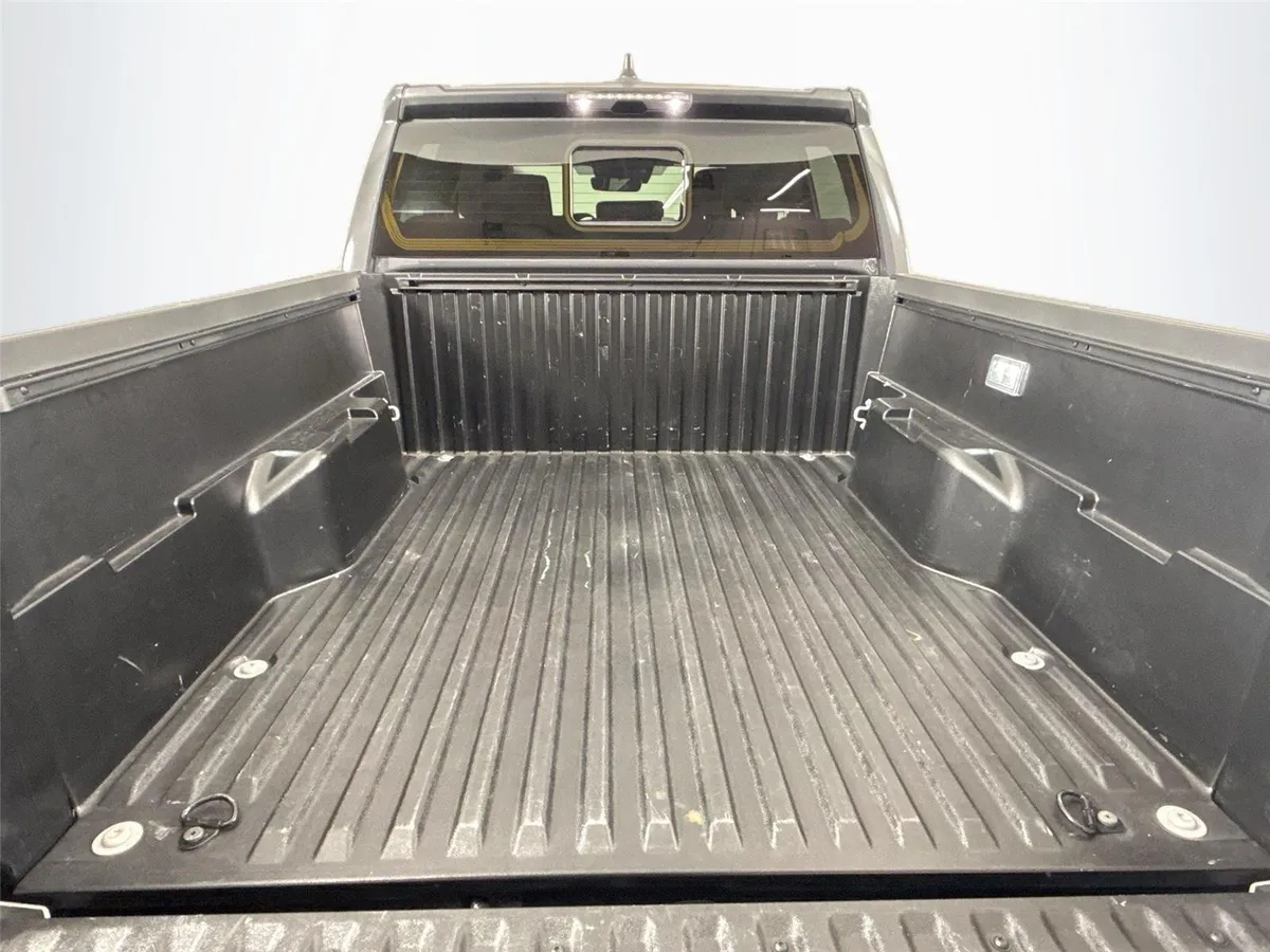 2025 Toyota Tacoma SR5 thumbnail 38