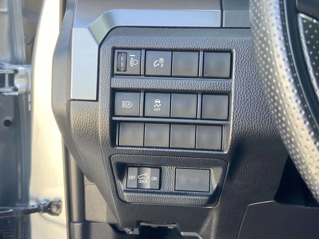 2025 Toyota Tacoma SR5 thumbnail 28