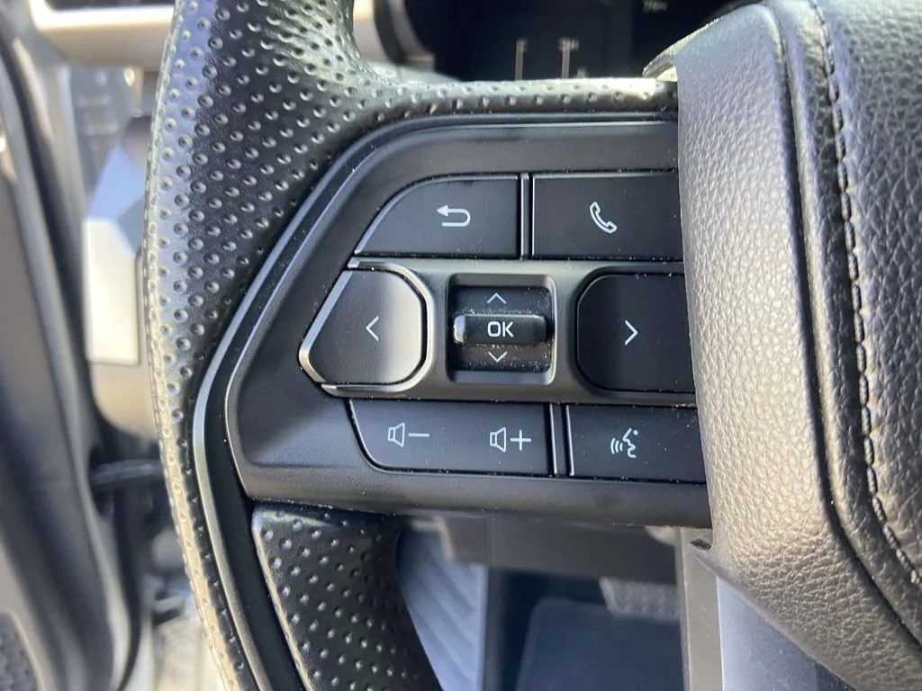 2025 Toyota Tacoma SR5 thumbnail 32