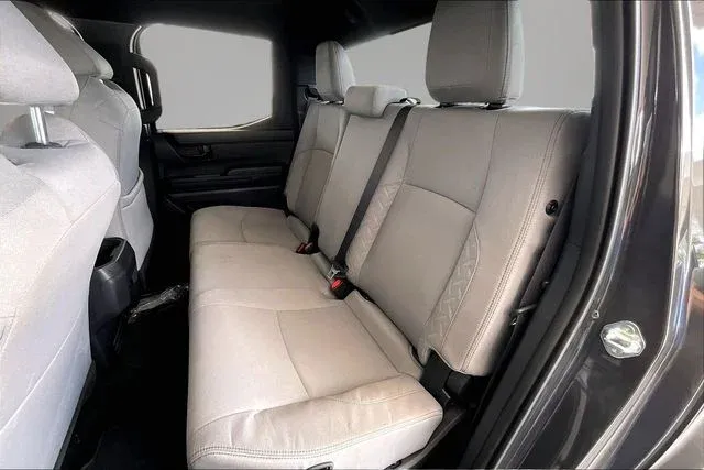 2025 Toyota Tacoma SR5 thumbnail 19