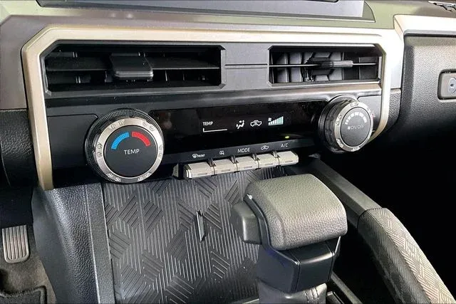 2025 Toyota Tacoma SR5 thumbnail 23