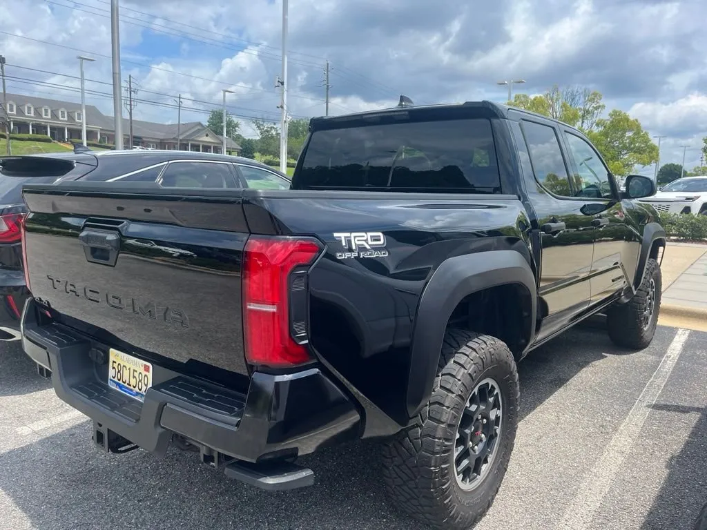 2025 Toyota Tacoma TRD Off-Road thumbnail 3